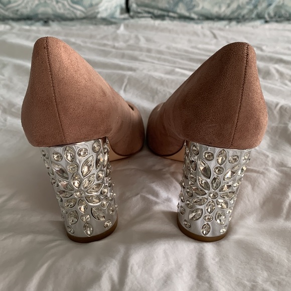 Size 8 Le Château shoes 3 inch heel soft pink color slightly worn, asking $30 - Picture 3 of 3